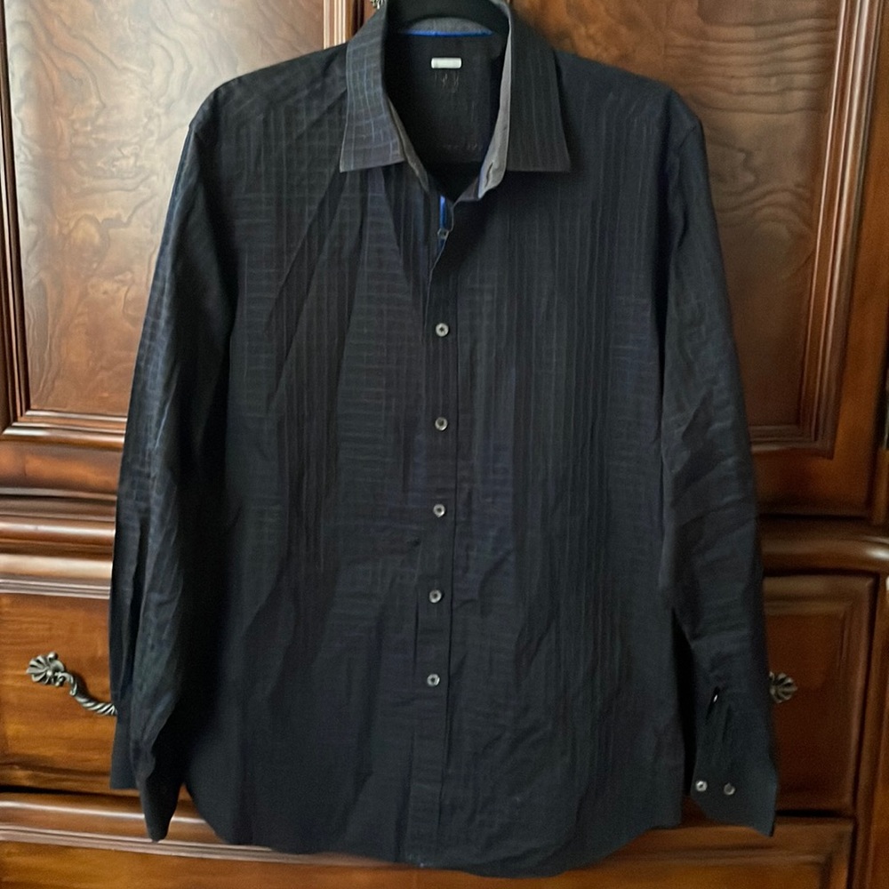 Men’s stylish Bugatchi dress button down shirt. Size XL. 100% cotton.